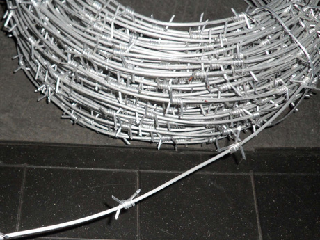 Single strand barbed wire